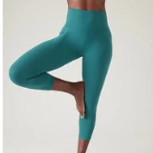 Athleta Salutation Stash Capri
